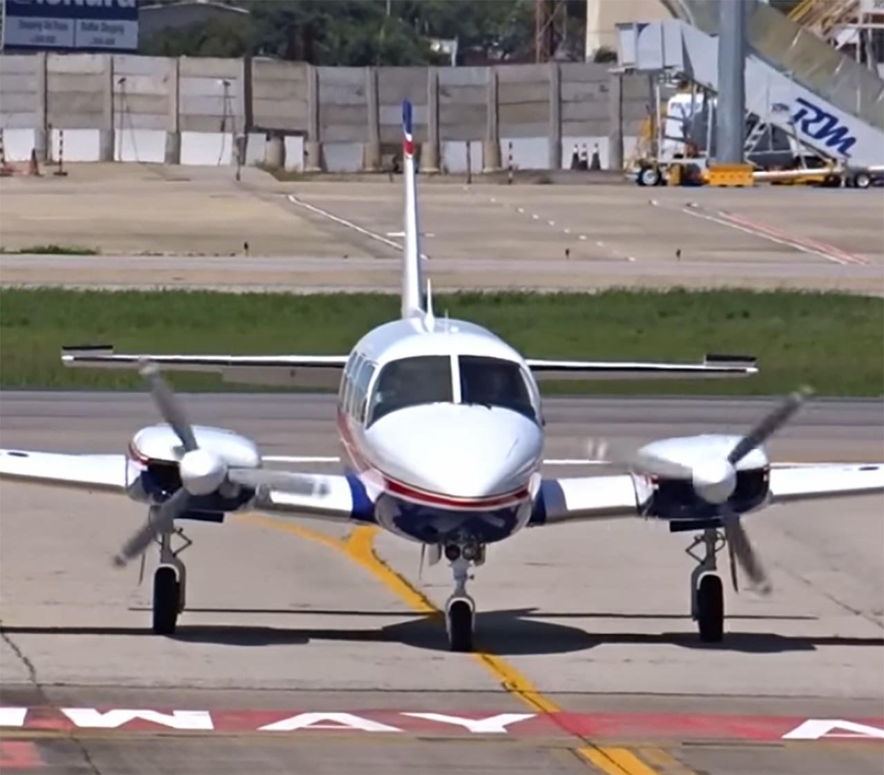 BIMOTOR EMBRAER EMB820C NAVAJO#833